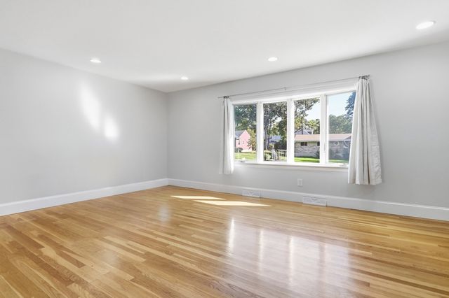 123 Lincoln Pkwy, Lowell, MA 01851