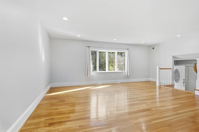 123 Lincoln Pkwy, Lowell, MA 01851