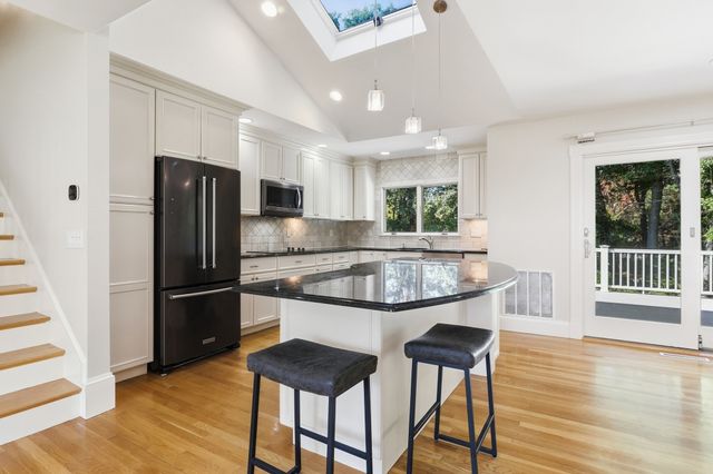 123 Lincoln Pkwy, Lowell, MA 01851
