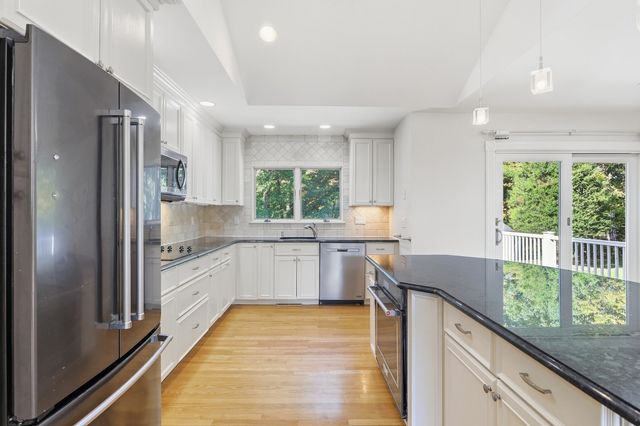 123 Lincoln Pkwy, Lowell, MA 01851