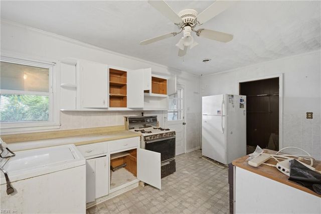 1003 Rollins CIR, Hampton, VA 23663