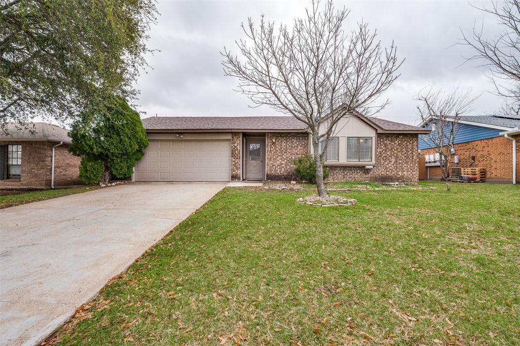 2922 E Pepperidge Drive, Lancaster, TX 75134
