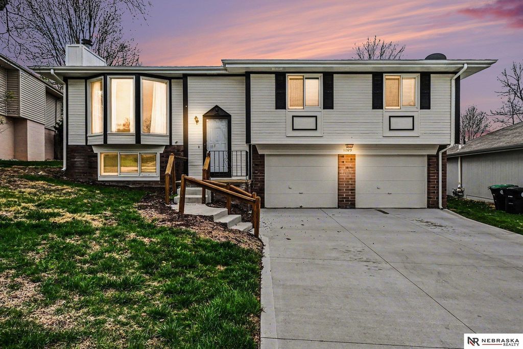 11329 Hartman Circle, Omaha, NE 68164