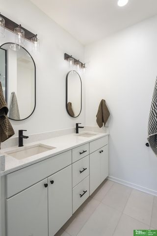 5321 Elmwood Plaza, Omaha, NE 68106