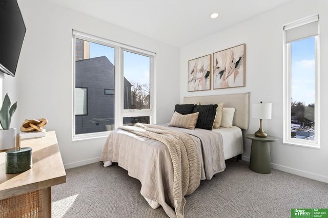 5321 Elmwood Plaza, Omaha, NE 68106