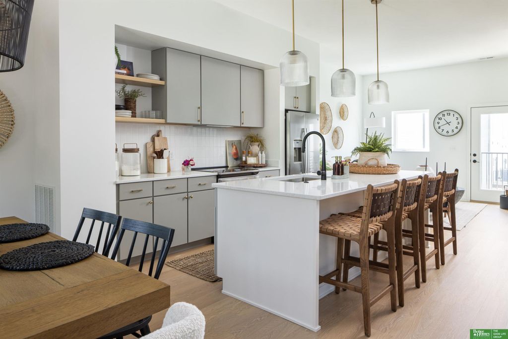 5321 Elmwood Plaza, Omaha, NE 68106