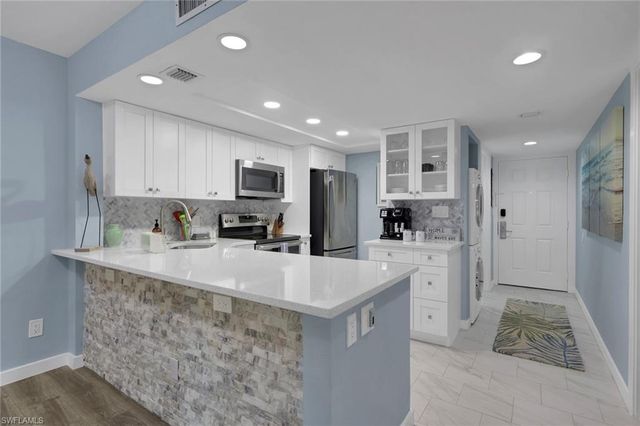 600 Neapolitan WAY 357, Naples, FL 34103