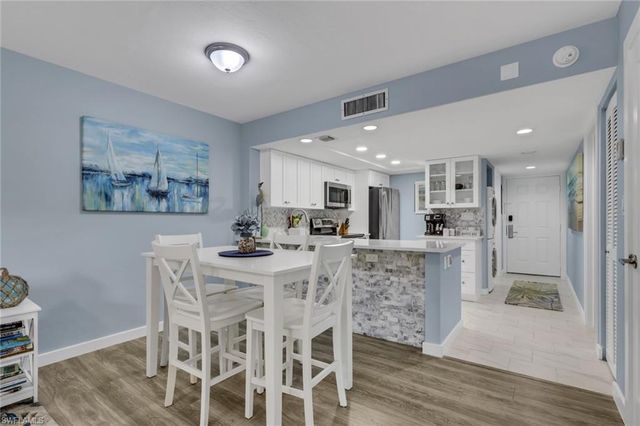 600 Neapolitan WAY 357, Naples, FL 34103