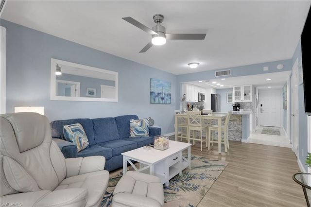600 Neapolitan WAY 357, Naples, FL 34103
