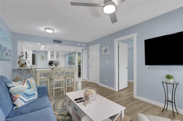 600 Neapolitan WAY 357, Naples, FL 34103