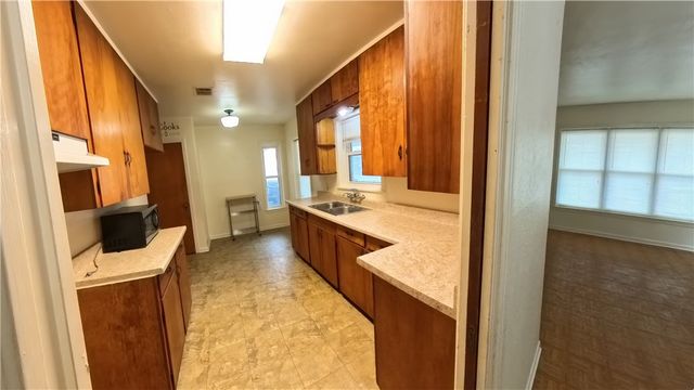 800 Hamilton St, Sinton, TX 78387