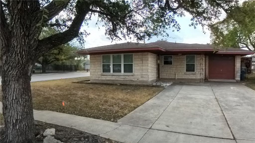 800 Hamilton St, Sinton, TX 78387