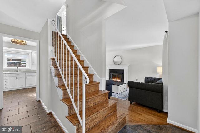 8905 SIDE SADDLE RD, Springfield, VA 22152