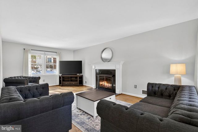 8905 SIDE SADDLE RD, Springfield, VA 22152