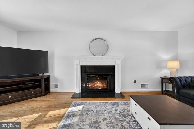 8905 SIDE SADDLE RD, Springfield, VA 22152