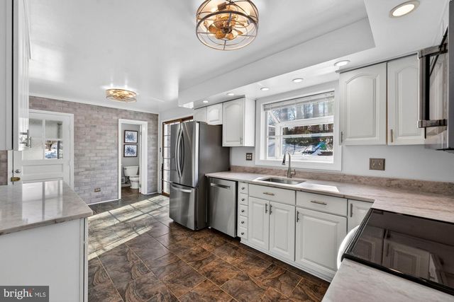 8905 SIDE SADDLE RD, Springfield, VA 22152