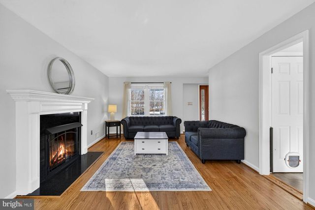 8905 SIDE SADDLE RD, Springfield, VA 22152