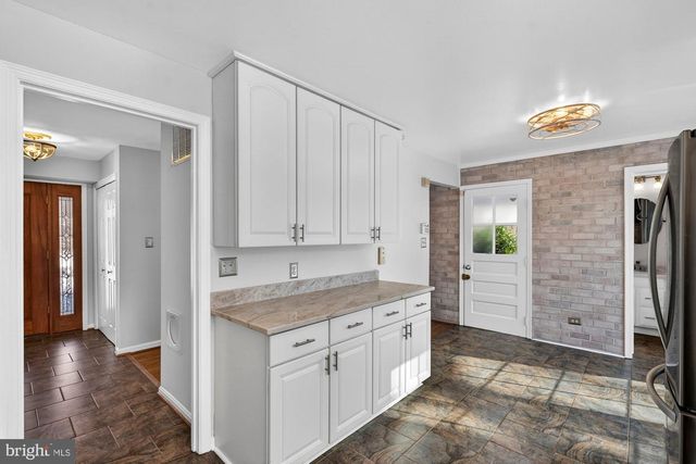 8905 SIDE SADDLE RD, Springfield, VA 22152