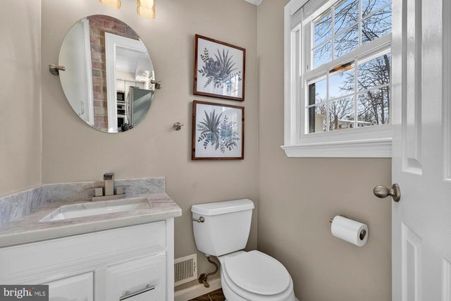 8905 SIDE SADDLE RD, Springfield, VA 22152