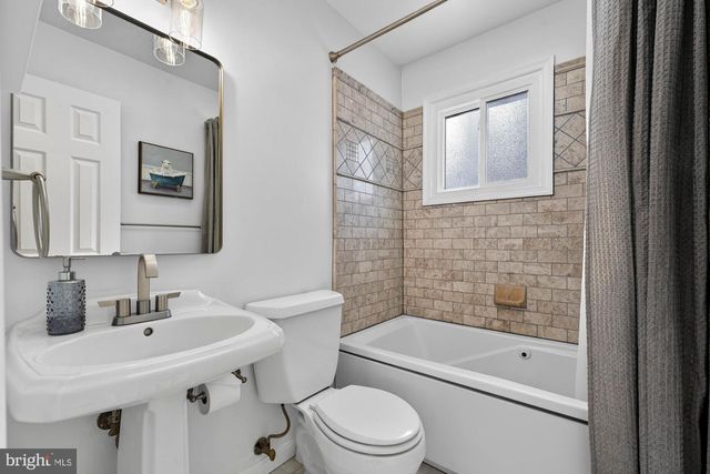 8905 SIDE SADDLE RD, Springfield, VA 22152