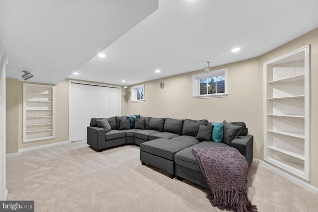 8905 SIDE SADDLE RD, Springfield, VA 22152