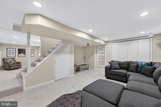 8905 SIDE SADDLE RD, Springfield, VA 22152