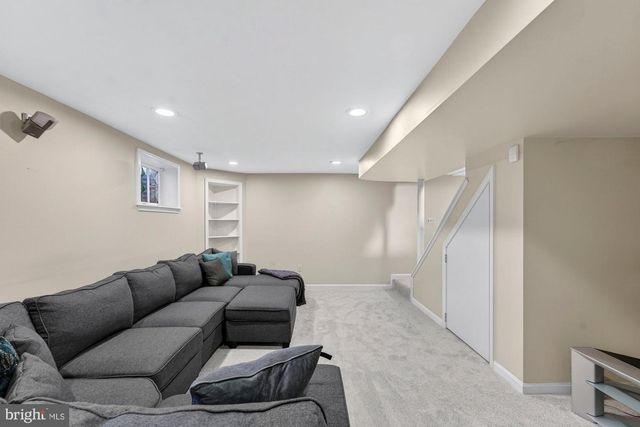 8905 SIDE SADDLE RD, Springfield, VA 22152