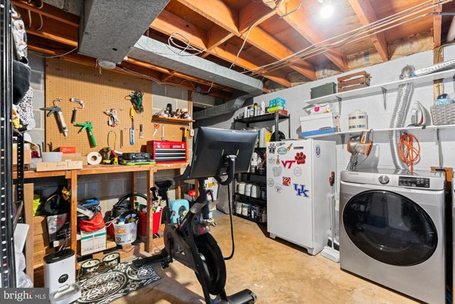 8905 SIDE SADDLE RD, Springfield, VA 22152