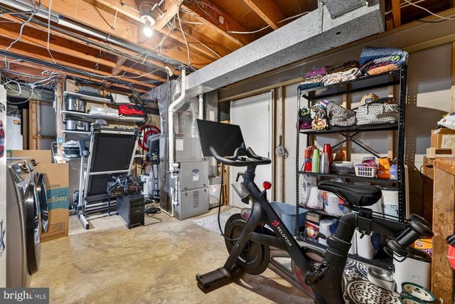 8905 SIDE SADDLE RD, Springfield, VA 22152