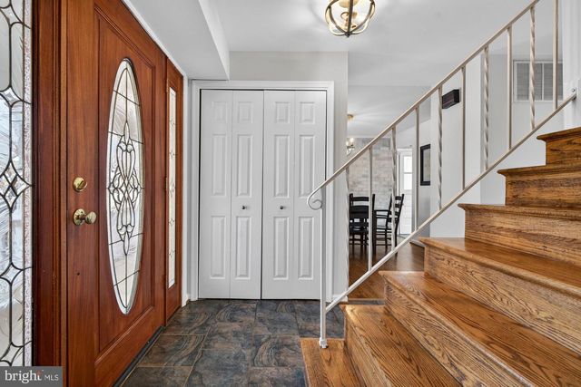 8905 SIDE SADDLE RD, Springfield, VA 22152