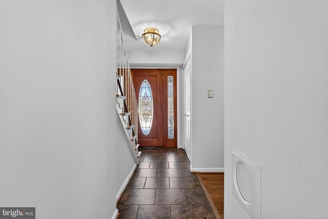 8905 SIDE SADDLE RD, Springfield, VA 22152