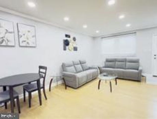 2545 S 9TH ST, Philadelphia, PA 19148