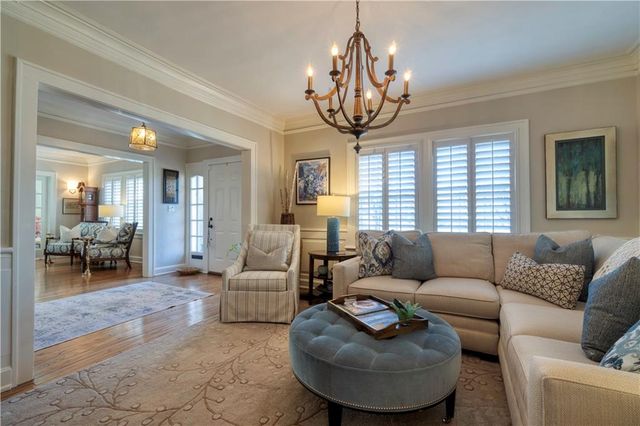 4983 Ward Parkway, Kansas City, MO 64112