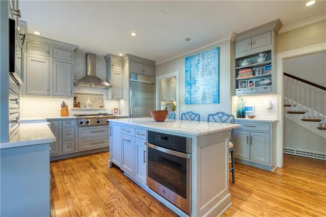 4983 Ward Parkway, Kansas City, MO 64112