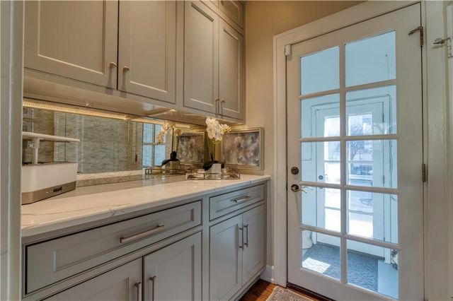 4983 Ward Parkway, Kansas City, MO 64112