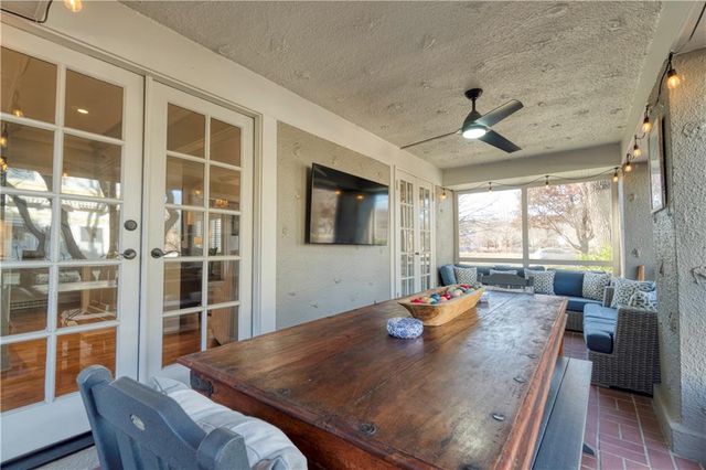 4983 Ward Parkway, Kansas City, MO 64112