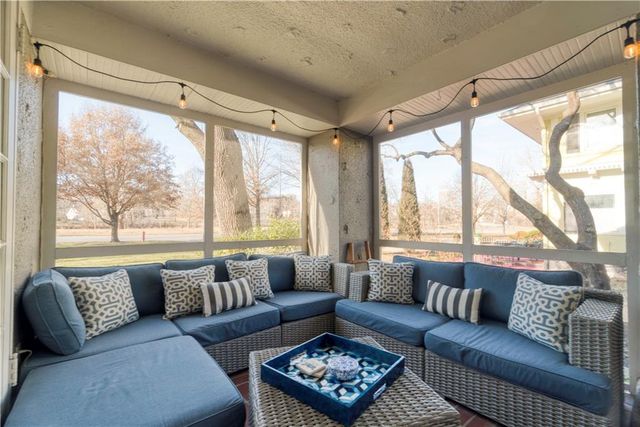 4983 Ward Parkway, Kansas City, MO 64112