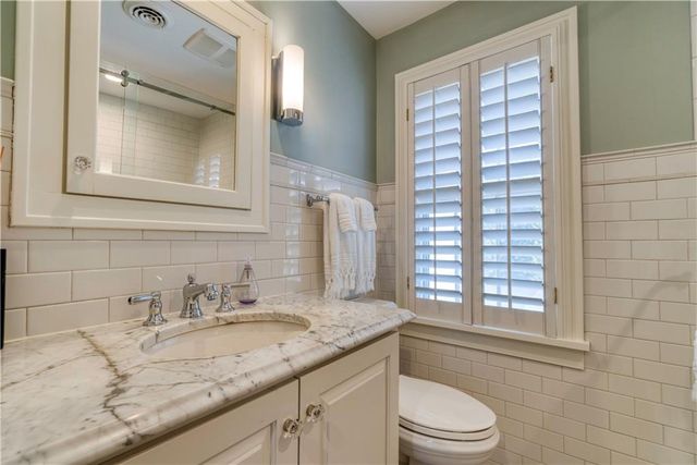 4983 Ward Parkway, Kansas City, MO 64112