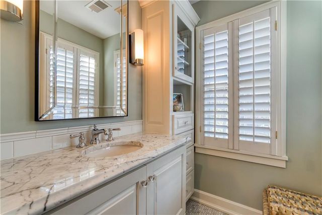 4983 Ward Parkway, Kansas City, MO 64112