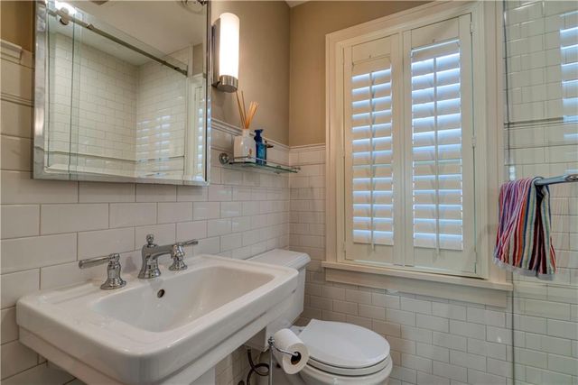 4983 Ward Parkway, Kansas City, MO 64112