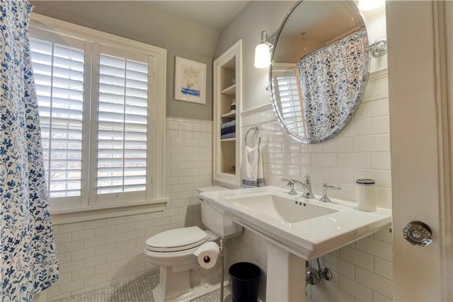 4983 Ward Parkway, Kansas City, MO 64112