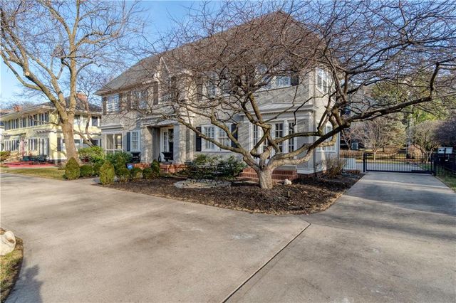 4983 Ward Parkway, Kansas City, MO 64112