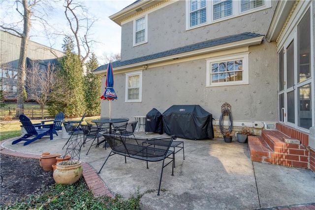 4983 Ward Parkway, Kansas City, MO 64112