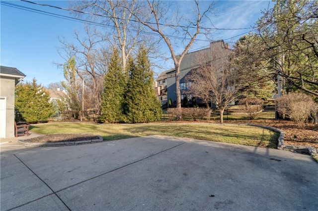 4983 Ward Parkway, Kansas City, MO 64112