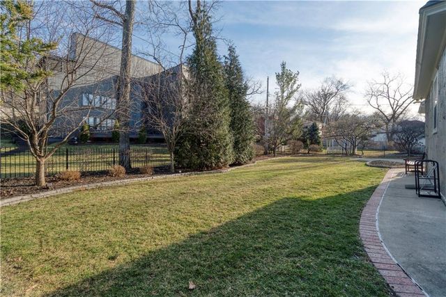 4983 Ward Parkway, Kansas City, MO 64112