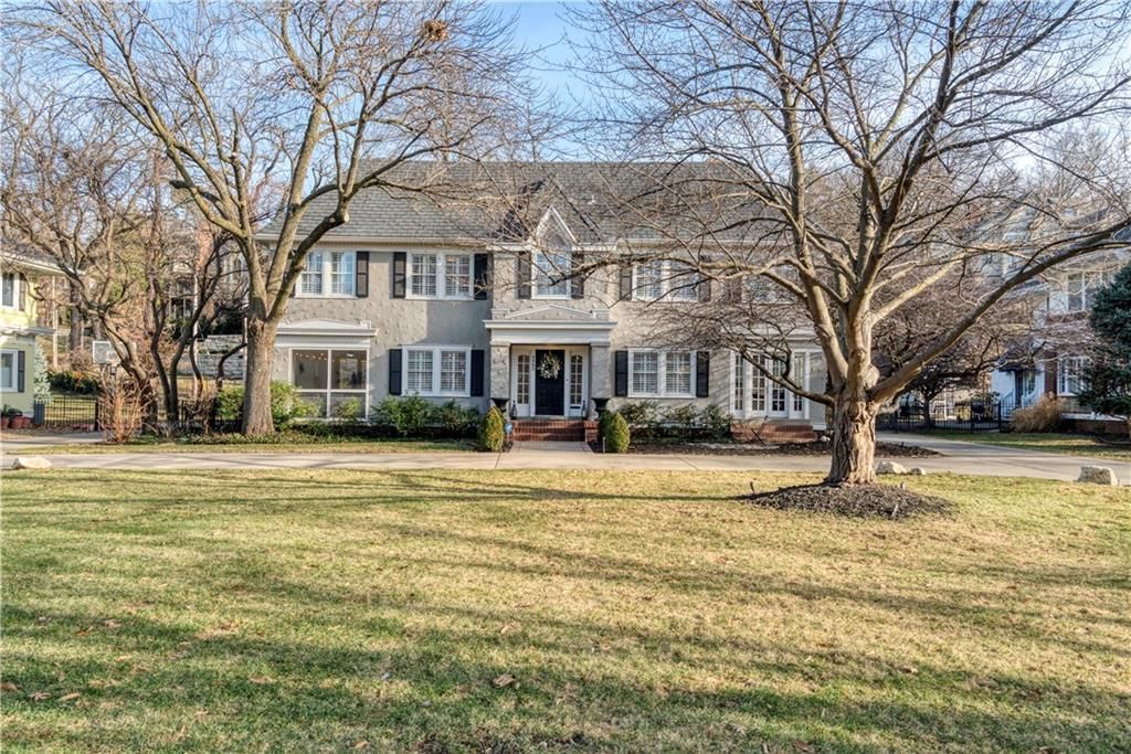 4983 Ward Parkway, Kansas City, MO 64112