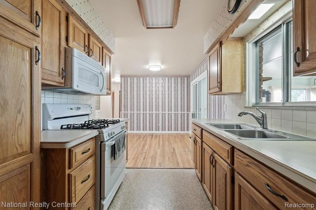 2082 Kingswood Drive, Flint, MI 48507