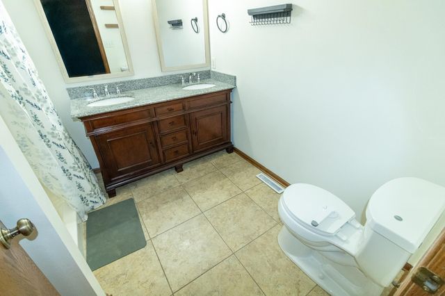 1033 Barrington Drive, Cedar Falls, IA 50613