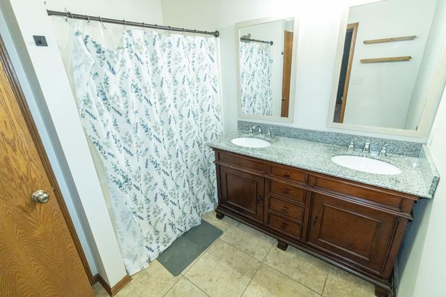 1033 Barrington Drive, Cedar Falls, IA 50613