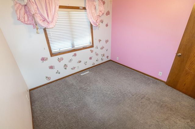 1033 Barrington Drive, Cedar Falls, IA 50613